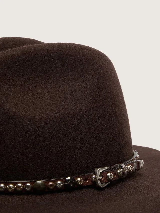 Kaffebrun hatt med läderrem med nitar
