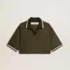 Kort polo för dam i militärgrön jersey med broderi