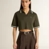 Kort polo för dam i militärgrön jersey med broderi