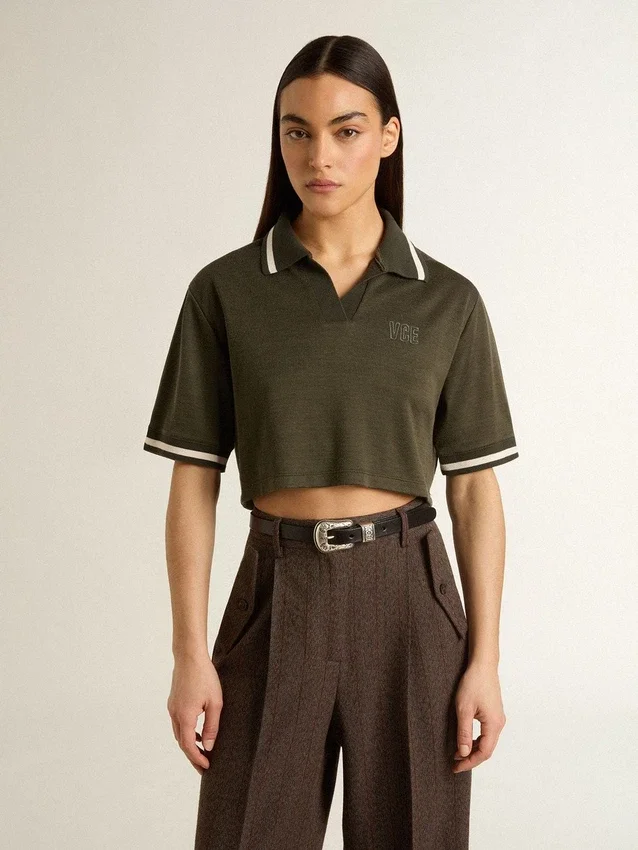 Kort polo för dam i militärgrön jersey med broderi