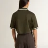 Kort polo för dam i militärgrön jersey med broderi