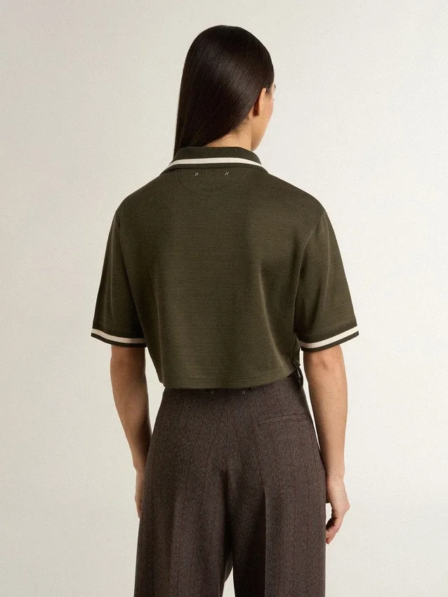 Kort polo för dam i militärgrön jersey med broderi