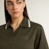 Kort polo för dam i militärgrön jersey med broderi