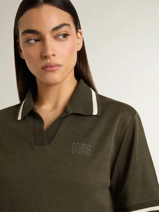 Kort polo för dam i militärgrön jersey med broderi