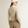 Kort rundhalsad tröja i beige ull med kristaller över hela plagget