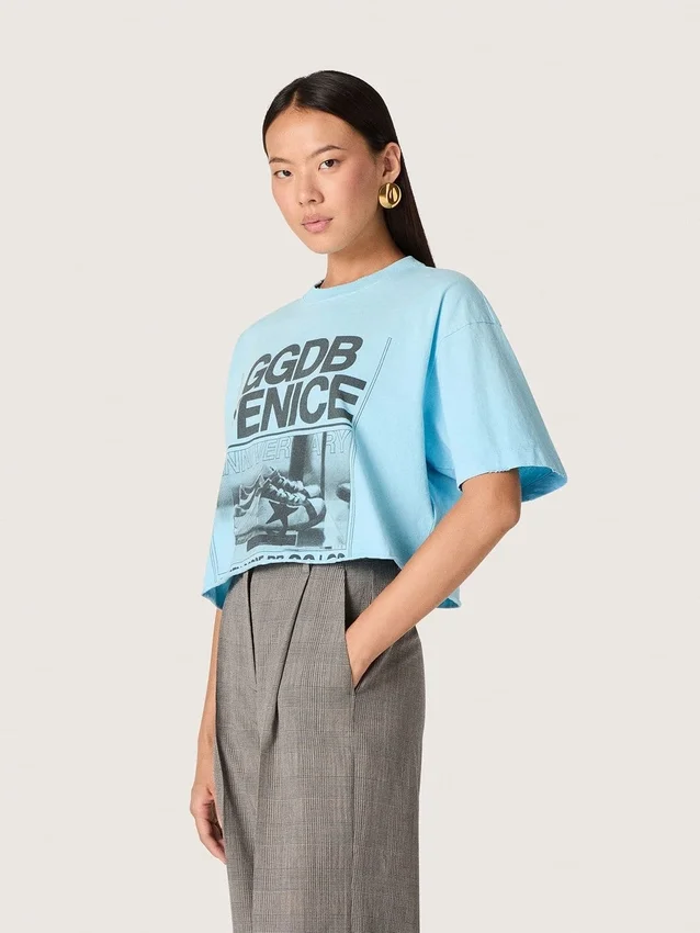 Kort T-shirt för damer i ljusblå bomullsjersey med grafiskt tryck