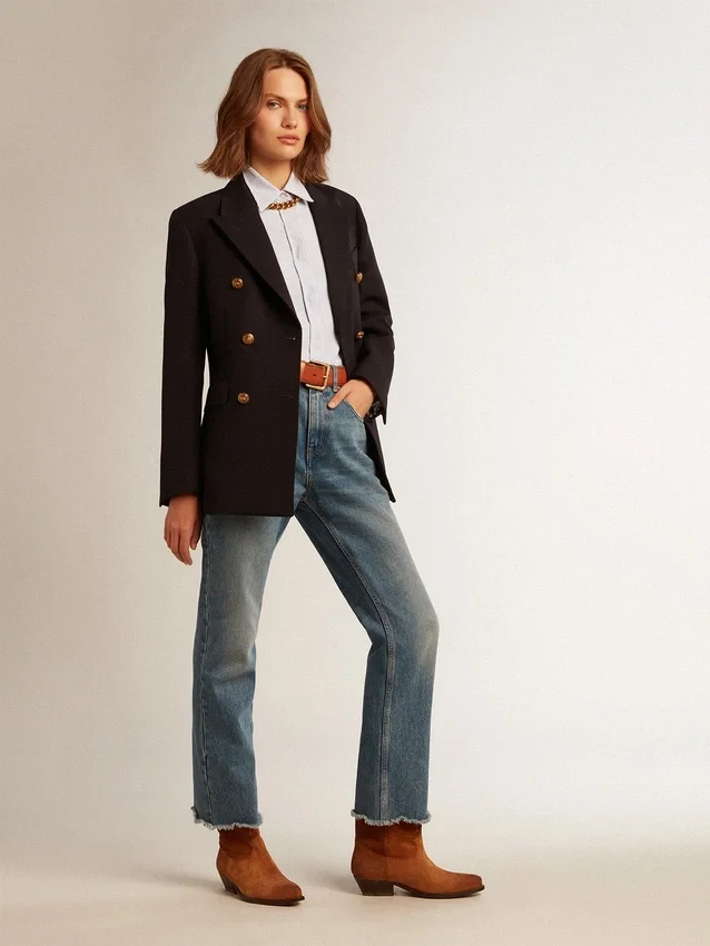 Korta, utsvängda damjeans med medium tvätt