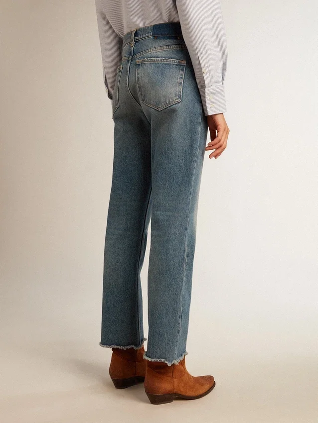Korta, utsvängda damjeans med medium tvätt