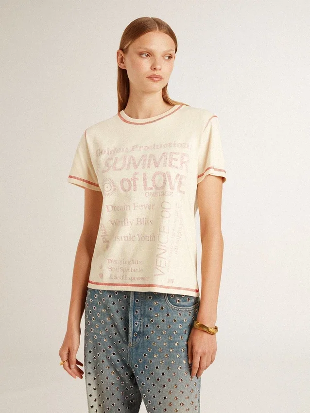 Krämfärgad T-shirt för dam med blekta röda detaljer