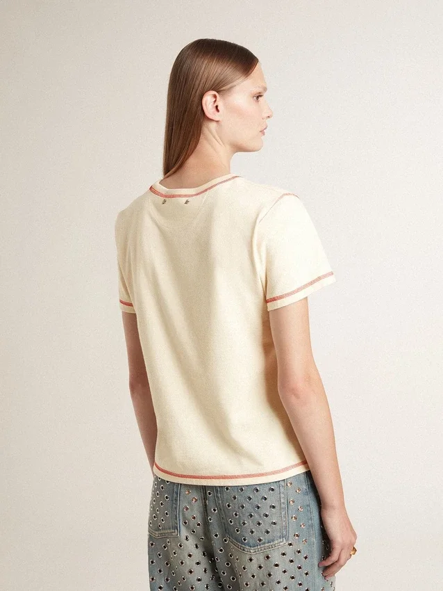 Krämfärgad T-shirt för dam med blekta röda detaljer