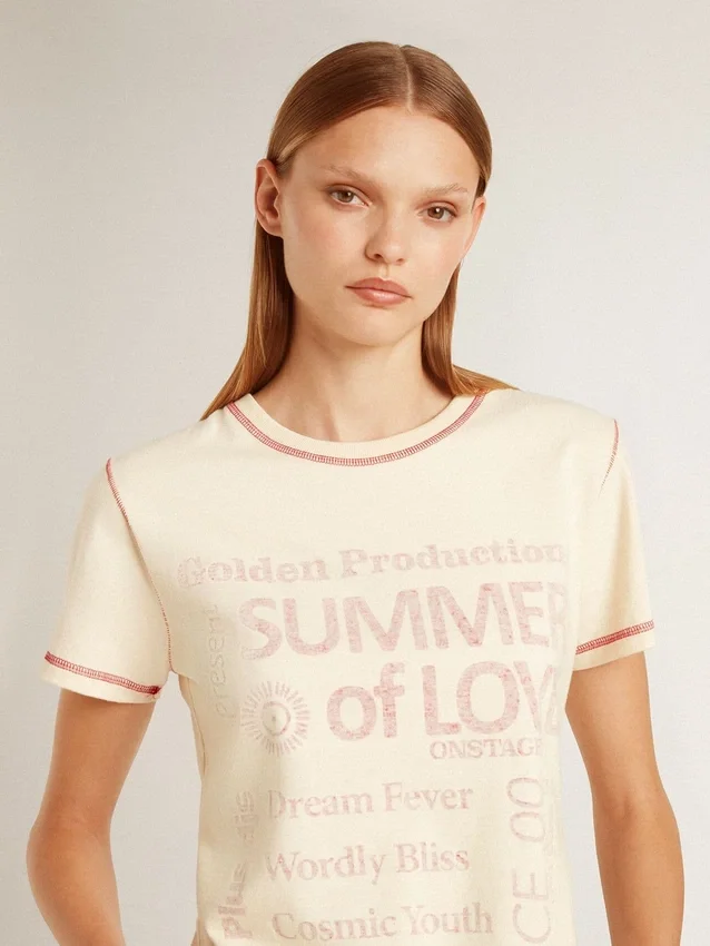 Krämfärgad T-shirt för dam med blekta röda detaljer