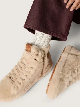 Krämfärgade strumpor med slitna detaljer och strass