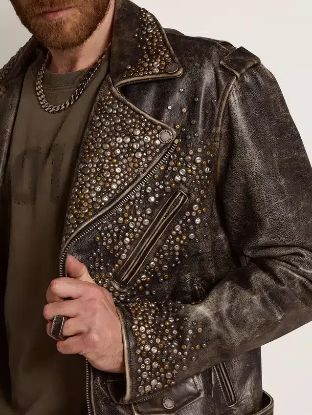 Läderjacka för män i bikerstil med hamrade nitar och tejp