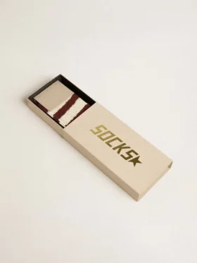 Lila strumpor med slitna detaljer och blekta vita ränder