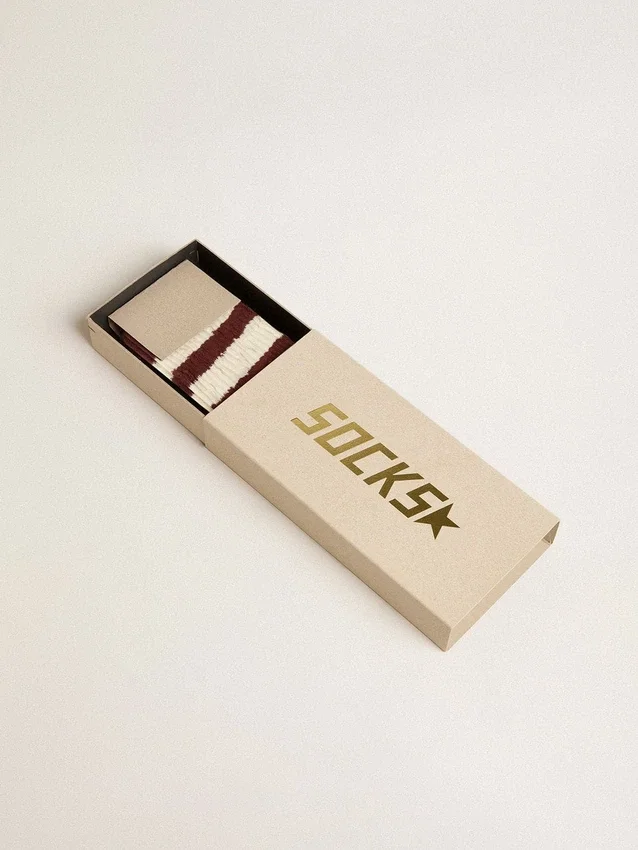 Lila strumpor med slitna detaljer och blekta vita ränder