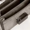 Liten Venezia-väska i antracitgrått metallicläder med svarta detaljer