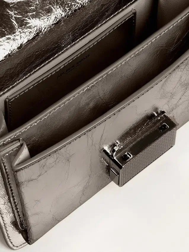Liten Venezia-väska i antracitgrått metallicläder med svarta detaljer