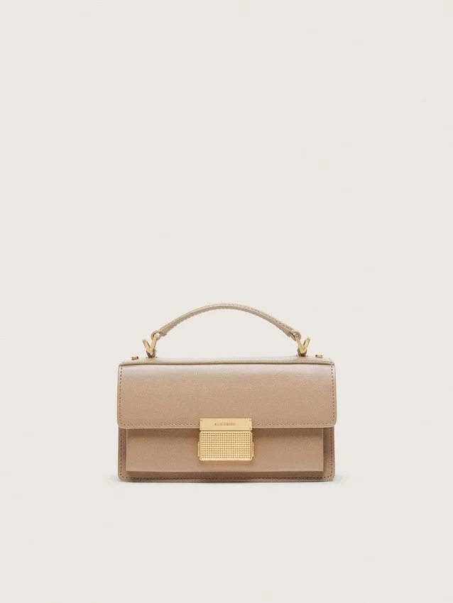 Liten Venezia-väska i beige panelerat läder med gulddetaljer