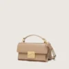 Liten Venezia-väska i beige panelerat läder med gulddetaljer