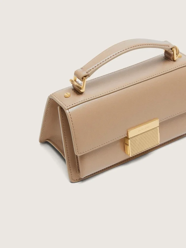 Liten Venezia-väska i beige panelerat läder med gulddetaljer