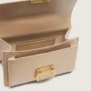 Liten Venezia-väska i beige panelerat läder med gulddetaljer