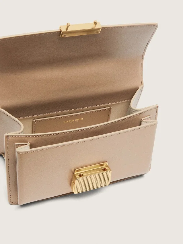 Liten Venezia-väska i beige panelerat läder med gulddetaljer