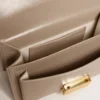 Liten Venezia-väska i beige panelerat läder med gulddetaljer