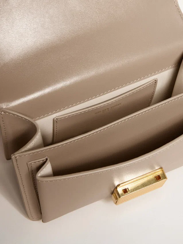 Liten Venezia-väska i beige panelerat läder med gulddetaljer