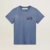 Ljusblå T-shirt för dam med tryck på bröstet