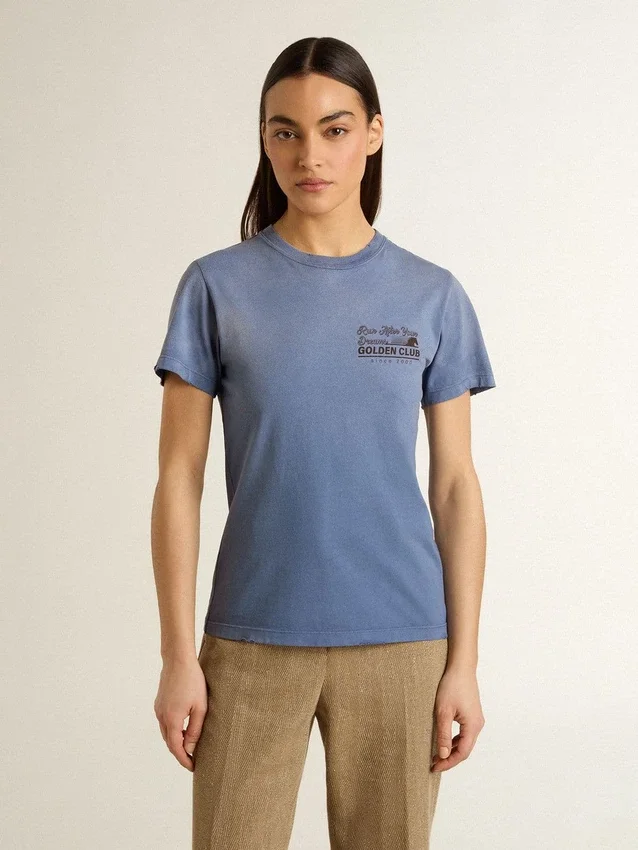 Ljusblå T-shirt för dam med tryck på bröstet