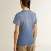 Ljusblå T-shirt för dam med tryck på bröstet