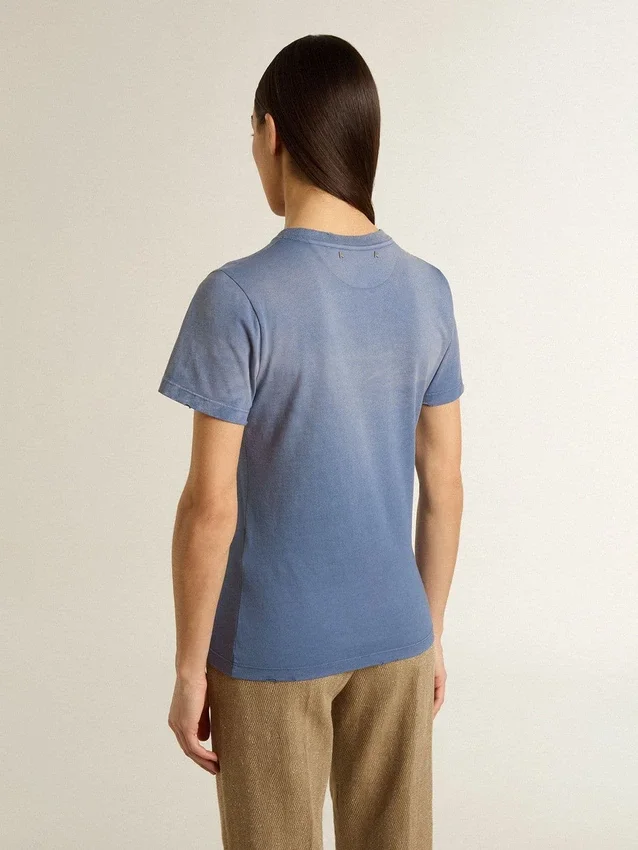 Ljusblå T-shirt för dam med tryck på bröstet