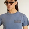 Ljusblå T-shirt för dam med tryck på bröstet