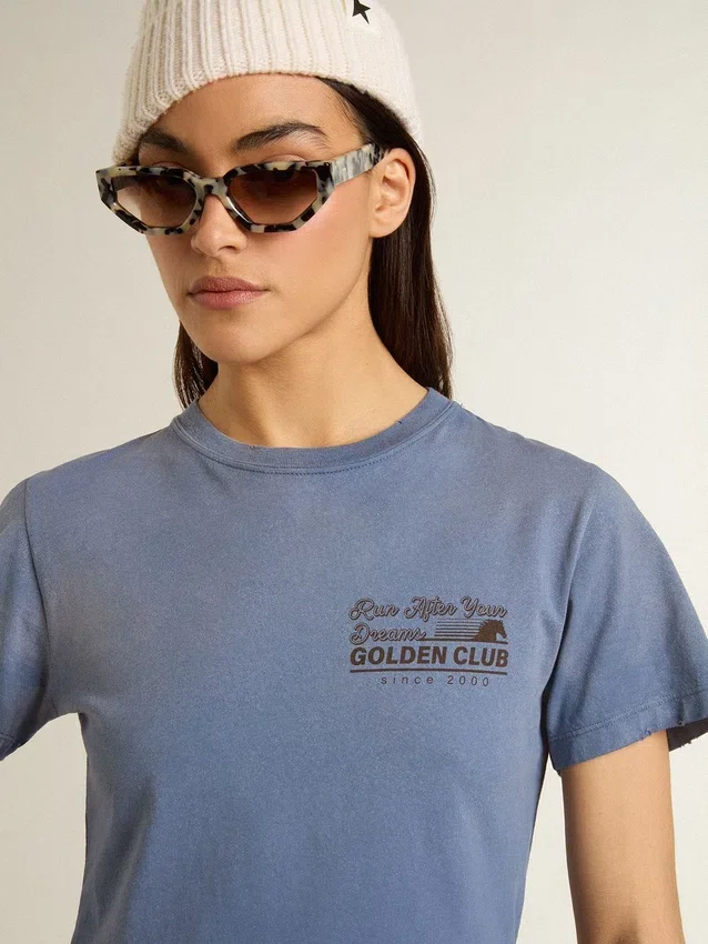 Ljusblå T-shirt för dam med tryck på bröstet