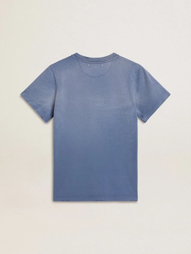 Ljusblå T-shirt för dam med tryck på bröstet