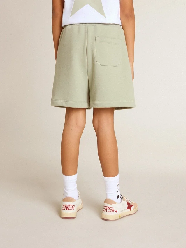 Ljusgröna shorts med vit stjärna