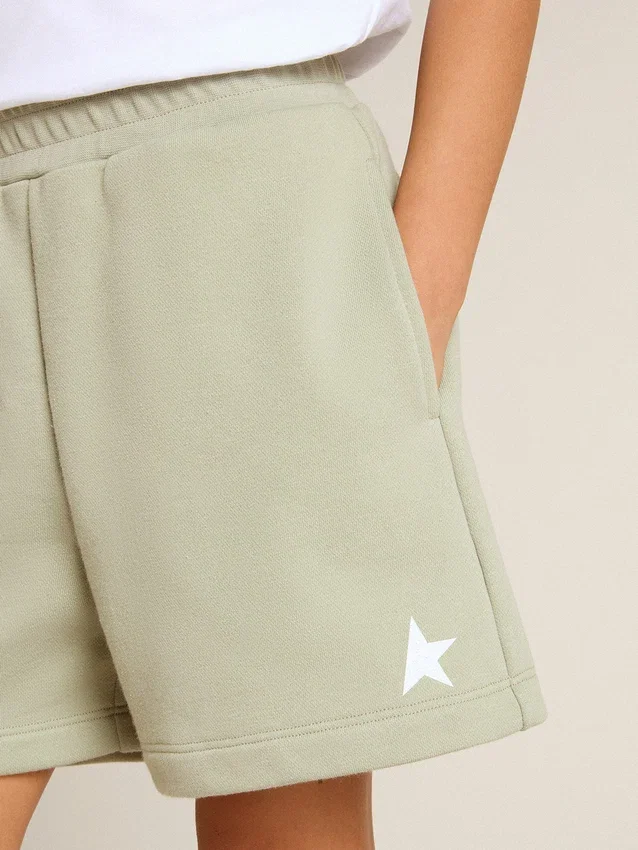 Ljusgröna shorts med vit stjärna
