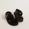 Lucy-sandal för dam i glansigt svart läder med guldspänne i metall