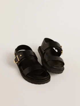 Lucy-sandal för dam i glansigt svart läder med guldspänne i metall