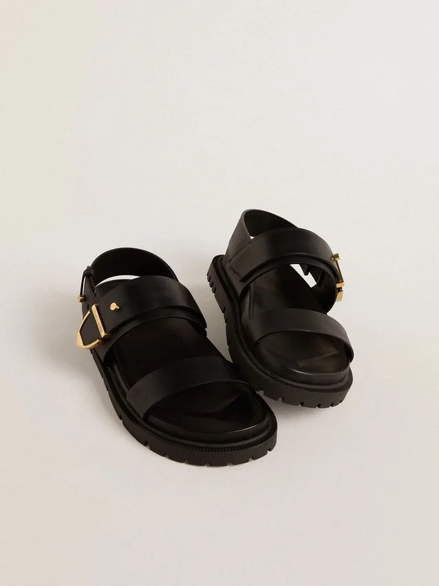 Lucy-sandal för dam i glansigt svart läder med guldspänne i metall