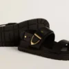 Lucy-sandal för dam i glansigt svart läder med guldspänne i metall