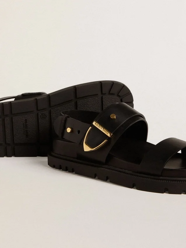 Lucy-sandal för dam i glansigt svart läder med guldspänne i metall