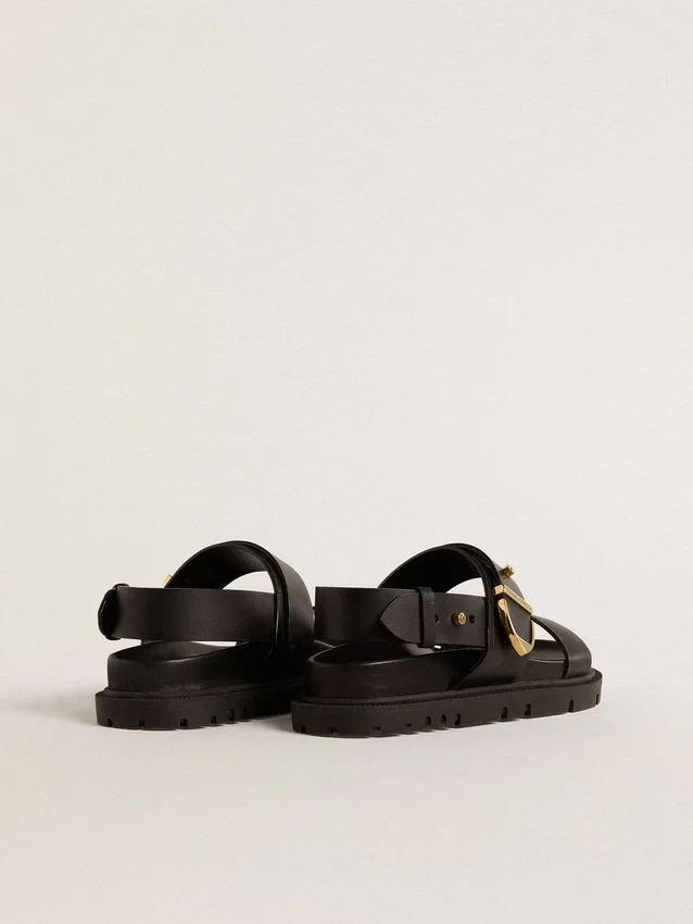 Lucy-sandal för dam i glansigt svart läder med guldspänne i metall