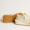 Marathon för damer i beige nylon och grått läder med beige tryckt stjärna
