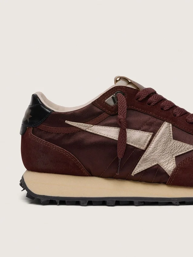 Marathon för damer med brunt satinöverdel och platinafärgad läderstjärna