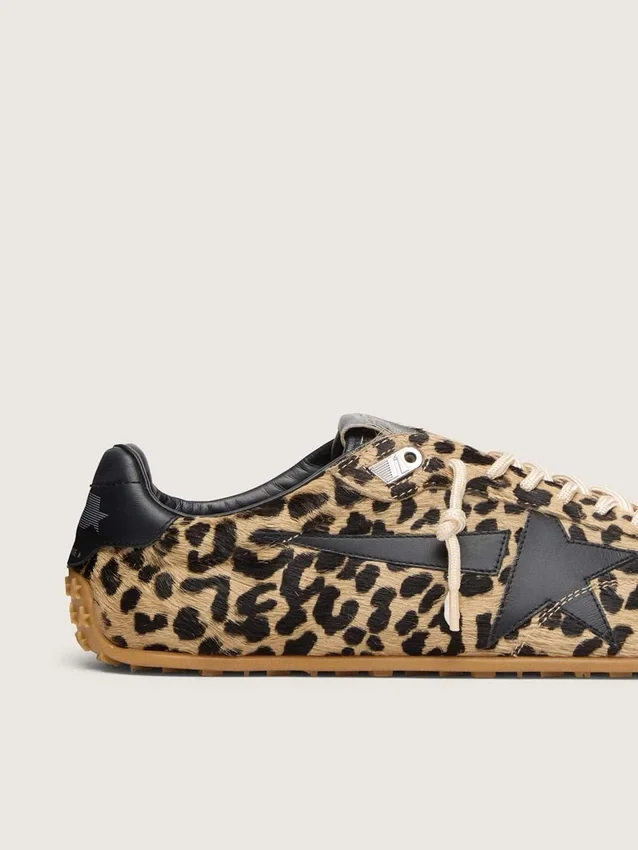 Marathon Speed för damer i beige och svart ponnyskinn med leopardmönster och svart läderstjärna