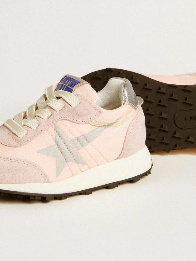 Marathon Young i rosa nylon med tryckt stjärna och läderflik på hälen