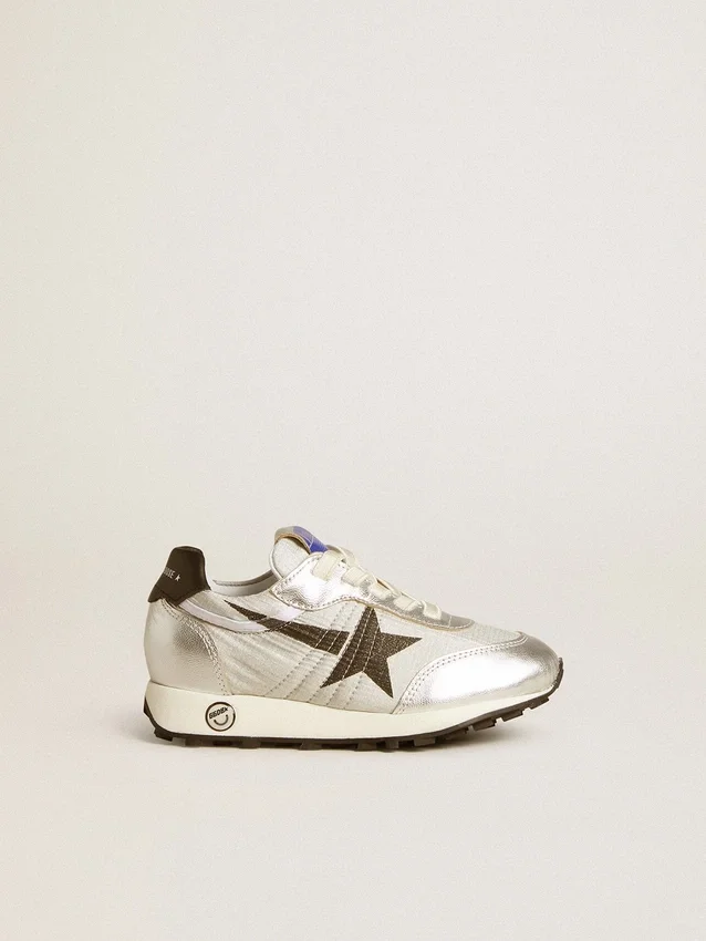 Marathon Young i silverfärgad nylon med svart stjärna och läderflik på hälen