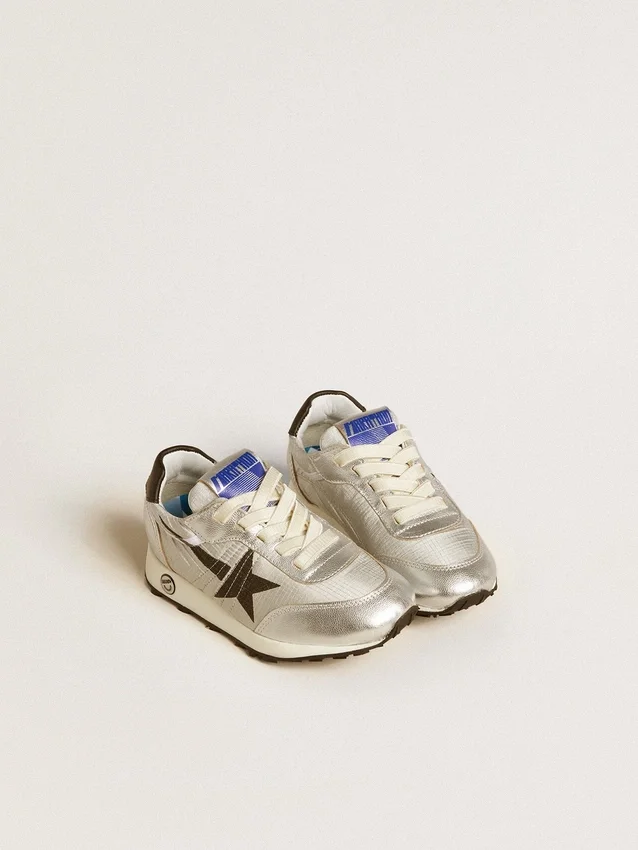 Marathon Young i silverfärgad nylon med svart stjärna och läderflik på hälen