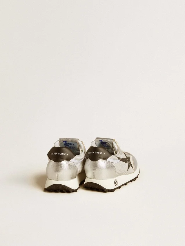 Marathon Young i silverfärgad nylon med svart stjärna och läderflik på hälen